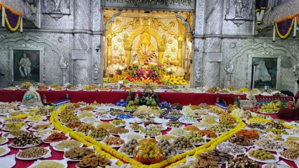 mahanaivedya of 451 sweets to shrimant Dagdusheth Ganapati