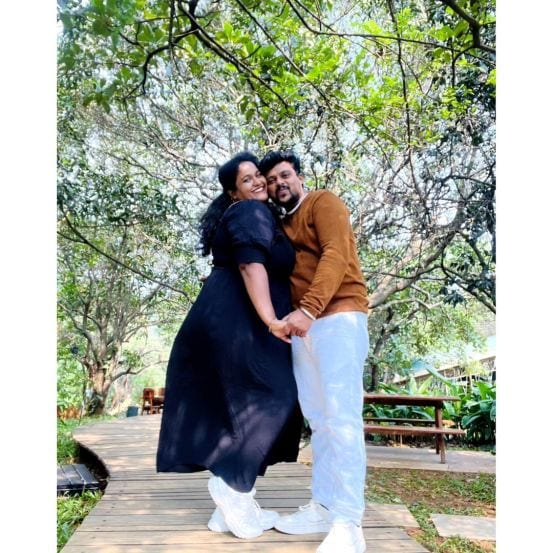 vanita kharat romantic photoshoot with husband sumit londhe