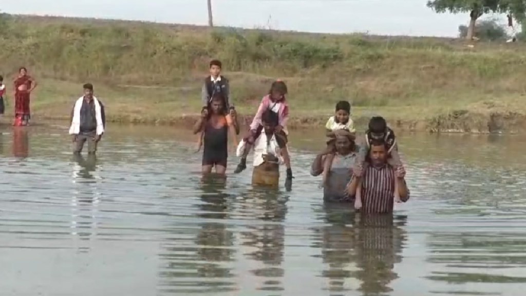 There is no bridge over the Penganga River adjacent to Washim and Buldhana Districts