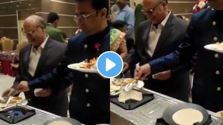 Viral Video Wedding Guets seen Prepare their own rotis At food counter