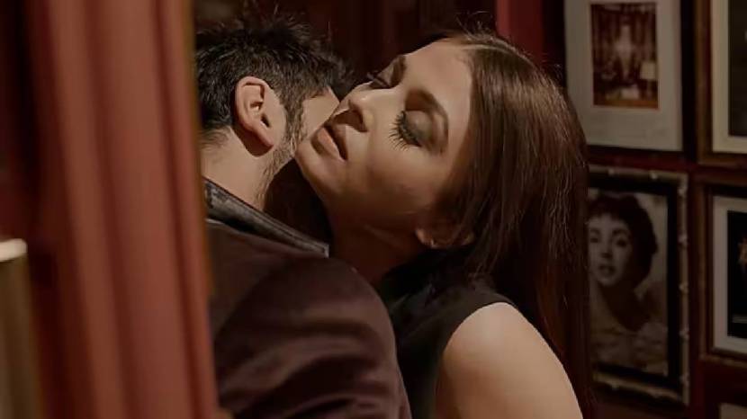 Deepika Padukone Hritik Fighter Bold Scene In Trend From Ranbir Kapoor Alia To Aishwarya Rai Actors Who did Intimate Scene