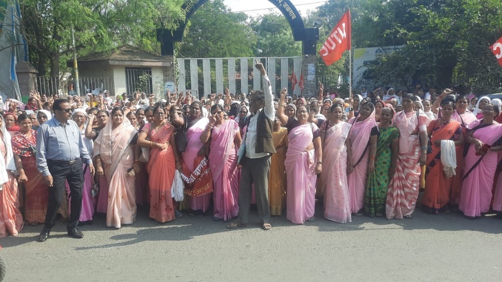 Anganwadi workers march Jalgaon