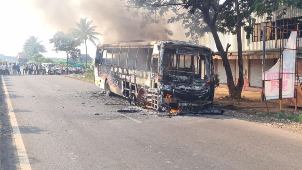 Nashik-Chhatrapati Sambhajinagar Shivshahi burn near Chandori all passengers safe