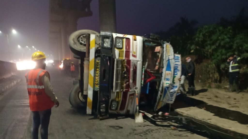 thane traffic jam at ghodbunder road, oil truck overturned at ghodbunder road