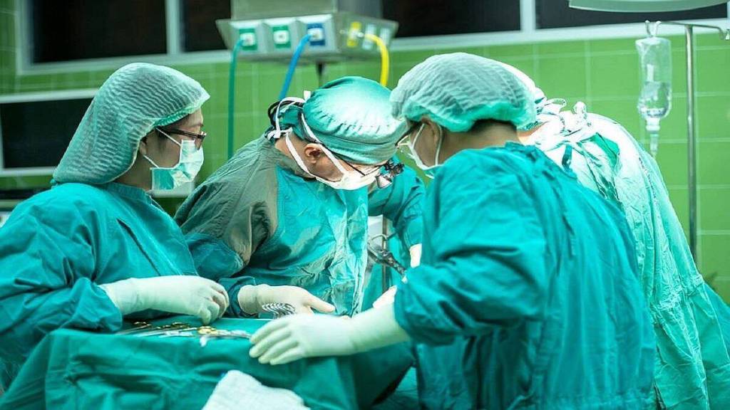 rare gallbladder surgery of woman with the opposite organ structure