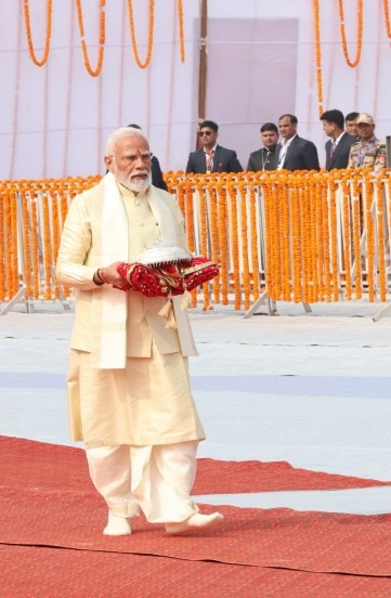 काळाचे चक्र बदलत असल्याचे आज मला शुद्ध अंतःकरणाने वाटते. कालातीत मार्गाचे शिल्पकार म्हणून आमच्या पिढीची निवड झाली हा एक सुखद योगायोग आहे. हजार वर्षांनंतरची पिढी आपले आजचे राष्ट्र निर्माण कार्य लक्षात ठेवेल.