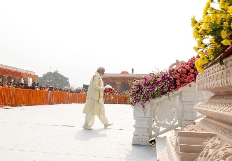 आजपासून या पवित्र काळापासून आपल्याला पुढील १००० वर्षांसाठी भारताची पायाभरणी करायची आहे. मंदिराच्या उभारणीपासून पुढे जाताना आपण सर्व देशवासी या क्षणापासून एक मजबूत, सक्षम, भव्य, दिव्य भारत घडवण्याची शपथ घेतो.