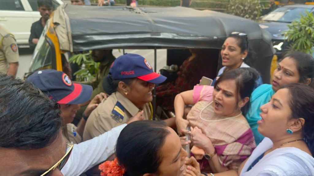 BJP protests outside Jitendra Awhads residence