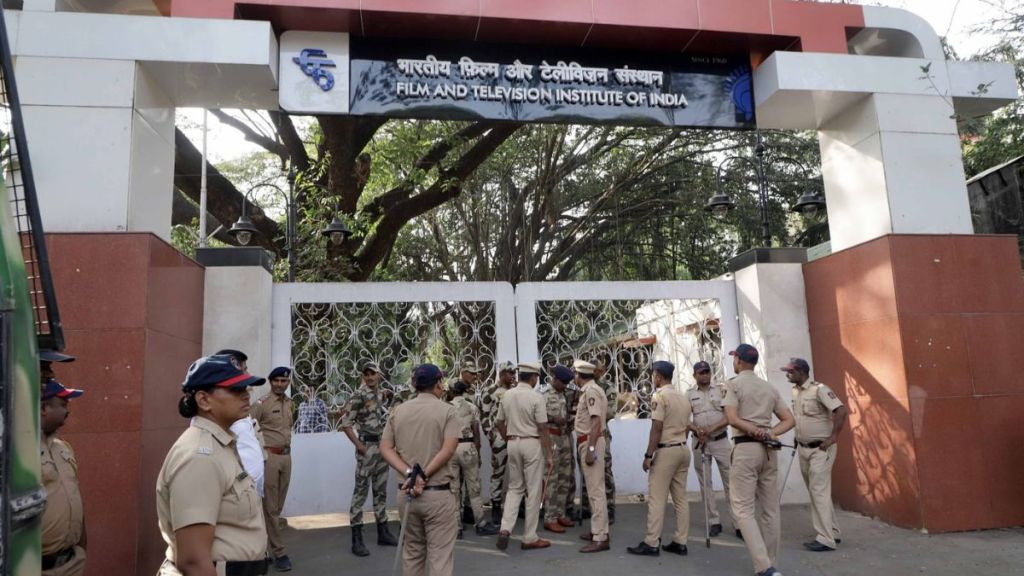 Controversial board regarding Babri Masjid in the premises of FTII controversy among student organizations