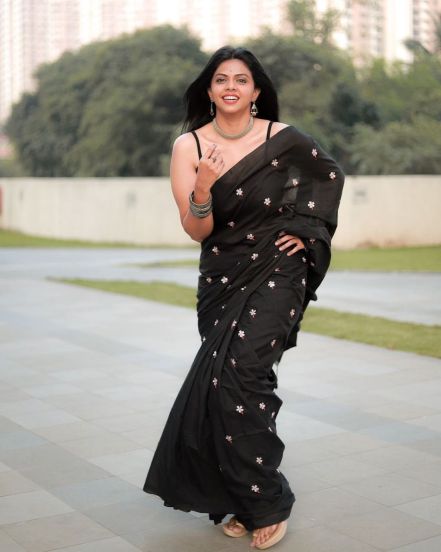 Makar Sankranti 2024 Black Saree Look