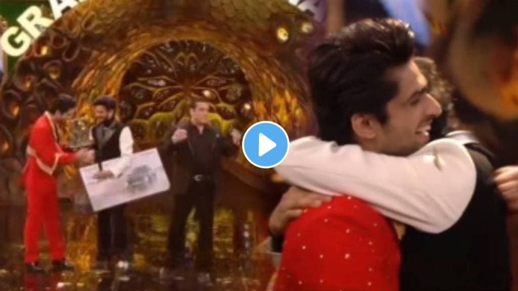 Munawar Faruqui share his bigg boss 17 trophy with abhishek kumar video goes viral