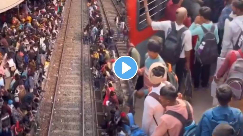 Video Tremendous Rush In Train Girl did Courageous Jugaad to Get seat in Train Journey Netizens Start Trolling Indian Railways