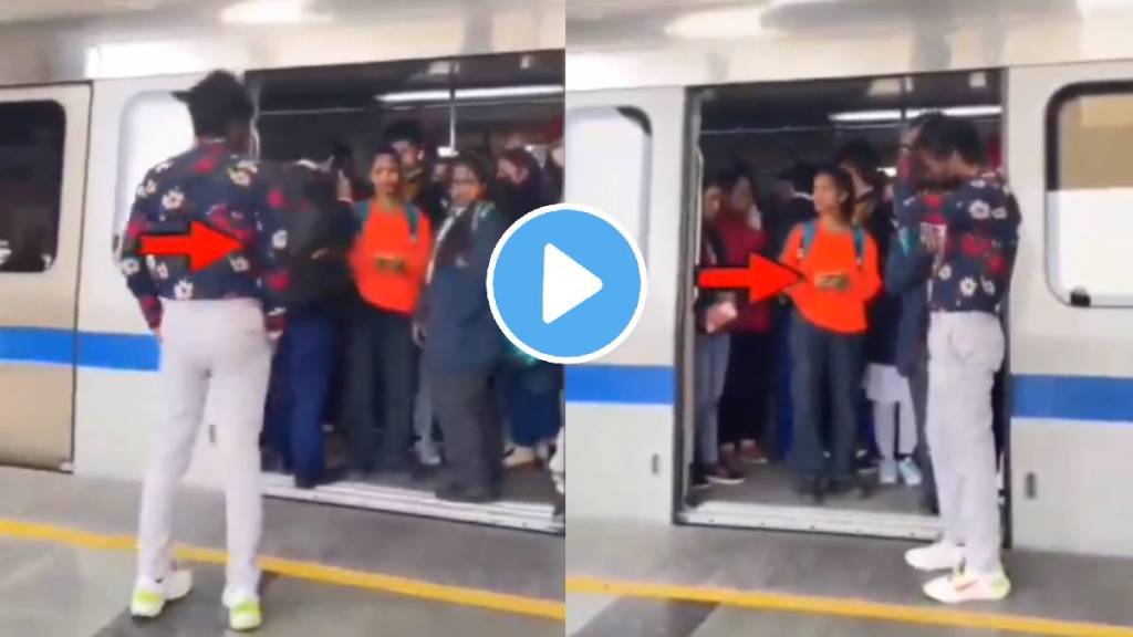 Viral video While Traveling In Metro Be Alert You Protect Your Phone By Thief