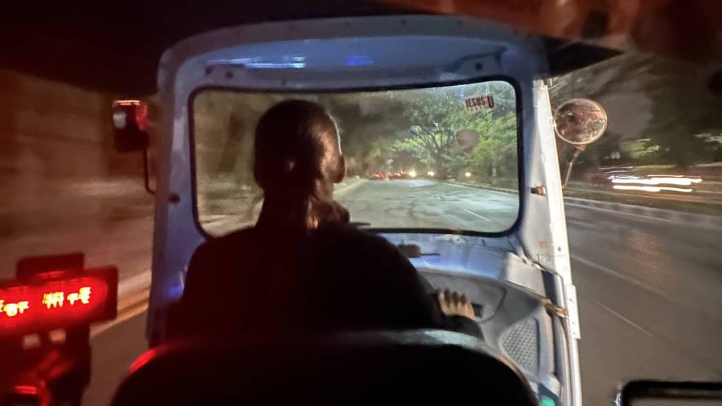 Viral Post Social Media User shares first time experience in an autorickshaw driven by woman