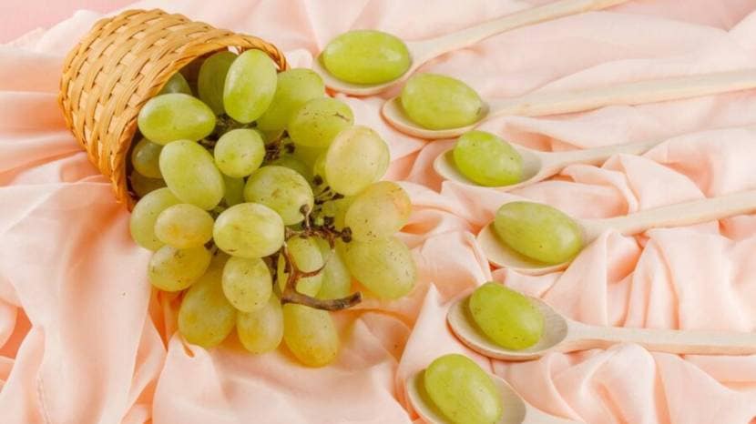 Seven Healthy Reasons To Eat Grapes Regularly It contains many important vitamins and minerals 