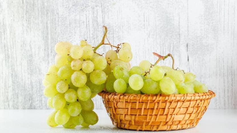 Seven Healthy Reasons To Eat Grapes Regularly It contains many important vitamins and minerals 