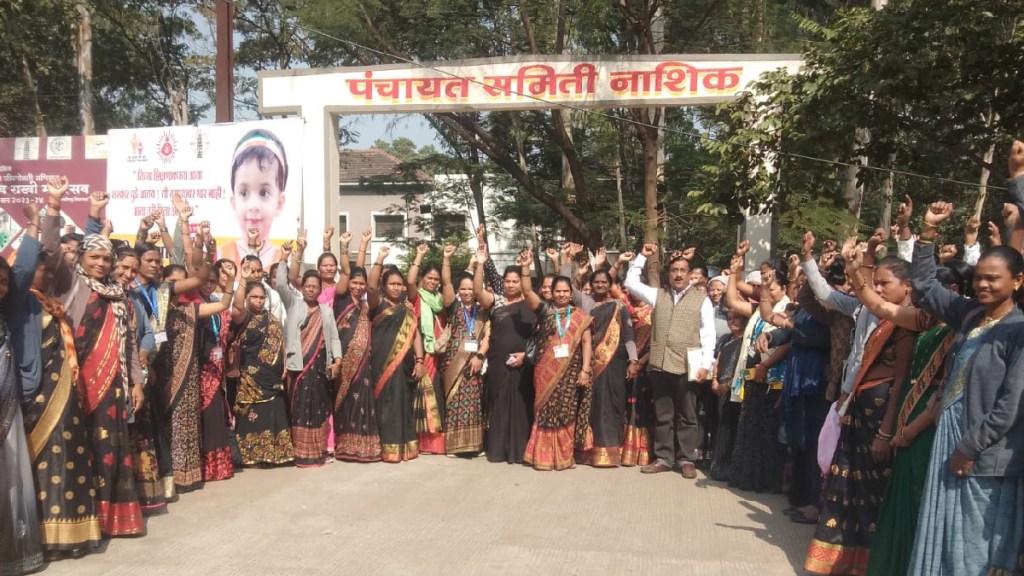 Asha volunteers and group promoters protest in front of the Panchayat Samiti Office Municipal Corporation to bring attention to the pending demands during the strike