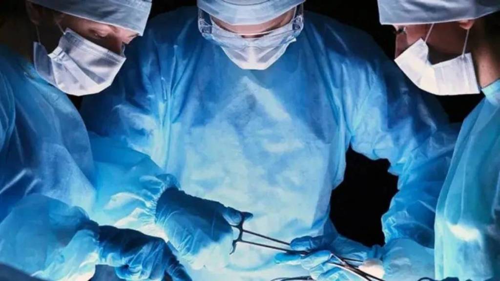 Telescopic-surgery doctor