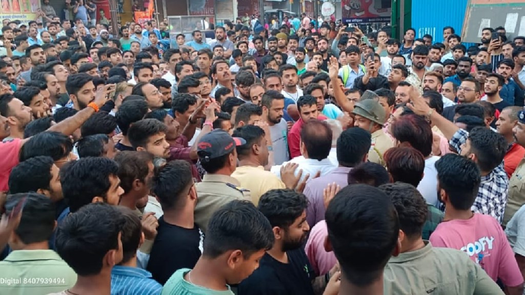 The traders took to the streets, keeping Gandhinagar closed demanding that action be taken against the suspected accused