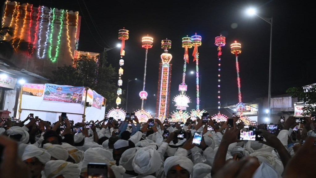 Devotees showered fruits Siddheshwar Yatra