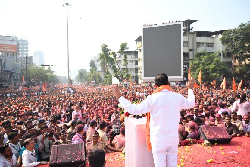 “मागासवर्ग आयोगाच्या माध्यमातून कुणबी नोंदी सोडून इतर लोकांना कायद्याच्या चौकटीत टिकणारं आरक्षण मिळेपर्यंत मराठा समाजाला ओबीसीचे अधिकार, सवलती दिल्या जातील. एक मराठा, लाख मराठा आमच्यासाठी फार महत्त्वाचा आहे. घेतलेले सर्व निर्णयांची अंमलबजावणी केली जाईल, हा शब्द मी देतो”, असं आश्वासन मुख्यमंत्र्यांनी यावेळी मराठा आंदोलकांना दिलं.