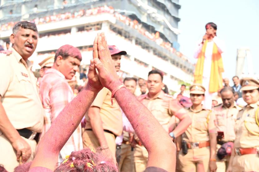 मनोज जरांगे पाटील यावेळी म्हणाले, आपण आत्ता इथून आरक्षण घेऊन जात असलो तरी, यापुढे आरक्षणात अडचणी आल्या, तर त्या सोडवण्यासाठी मी सर्वात पुढे उभा असेन, असा शब्द संपूर्ण समाजाला देतोय. या अध्यादेशाला काही धोका झाला तर सर्वात अगोदर उपोषणासाठी मी मुंबईच्या आझाद मैदानावर दाखल होईन, असंही जरांगे म्हणाले.