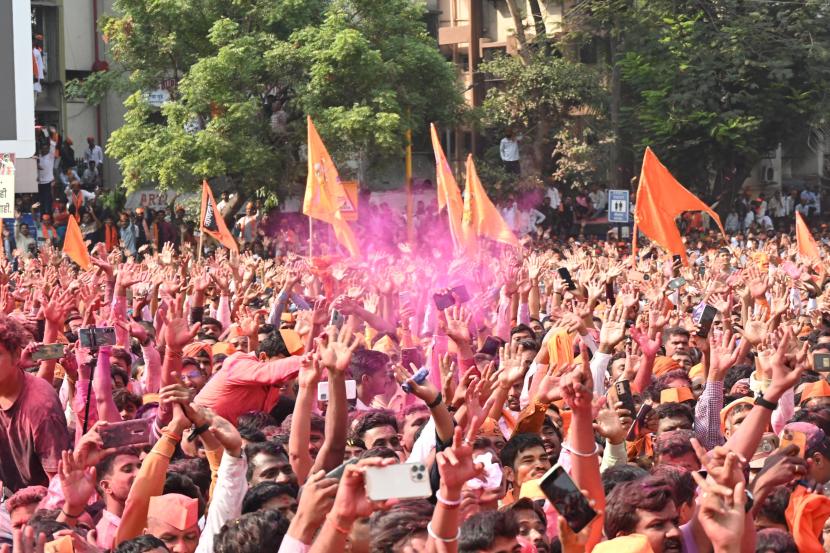 विजयी गुलाल उधळल्यानंतर मनोज जरांगे पाटील यांनी मुख्यमंत्री एकनाथ शिंदे यांच्यासमोर सर्व आंदोलकांना आणि मराठा समाजाला संबोधित केलं. अध्यादेश टिकवण्याची आणि लावून धरण्याची जबाबदारी आता राज्य सरकारची आहे, असं म्हणत मनोज जरांगे यांनी मुख्यमंत्री एकनाथ शिंदे यांना आवाहन केलं की, समाजाचा हा आनंद टिकला पाहिजे. जरांगे पाटील म्हणाले, राज्य सरकारने आम्हाला न्याय दिला आहे. आम्ही गुलाल उधळतोय. परंतु, या गुलालाचा असाच सन्मान राहू द्या. हा गुलाल त्या अध्यादेशाचा आहे. आम्ही इथून आरक्षण घेऊन जातोय. हा विजय महाराष्ट्रातील सर्व मराठ्यांचा आहे. आरक्षणासाठी बलिदान दिलेल्या लोकांचं स्वप्न आज साकार होतंय.