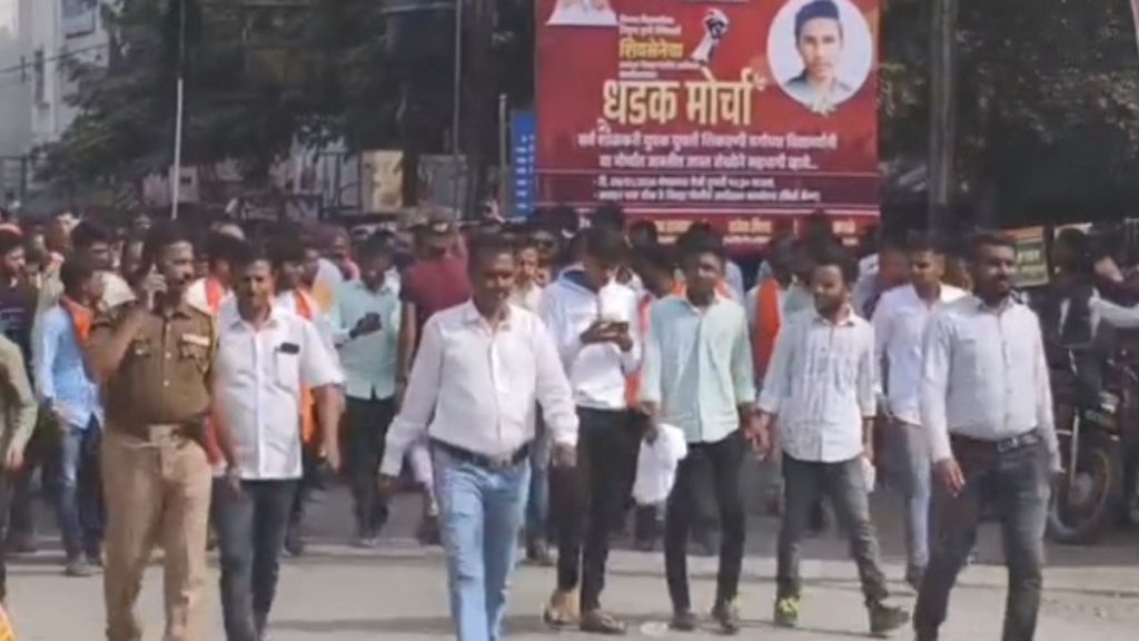 Hundreds of students on streets against crime in Akola Shiv Senas Ubatha silent march