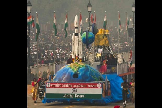 दरम्यान इस्त्रोच्या दक्षिण ध्रुवाजवळ चंद्रावर चांद्रयान-3 च्या यशस्वी सॉफ्ट लँडिंगचे चित्रण करणाऱ्या प्रतिकृतीचे दर्शन घडले. (प्रतिमा: पीटीआय)