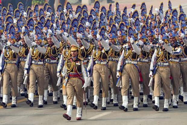 यावेळी केंद्रीय राखीव पोलीस दलातील (CRPF) मार्चिंग तुकडीत महिला कर्मचाऱ्यांची परेड पाहायला मिळाली. (प्रतिमा: पीटीआय)