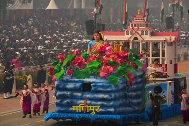 मणिपूरच्या चित्ररथातून 'इमा कॅथेल' बरोबर नारी शक्ती प्रदर्शित करण्यात आले,, संपूर्णपणे महिलांनी चालवलेली ५०० वर्ष जुनी जगातील एकमेव बाजारपेठ यातून दााखवण्यात आली. (प्रतिमा: पीटीआय)