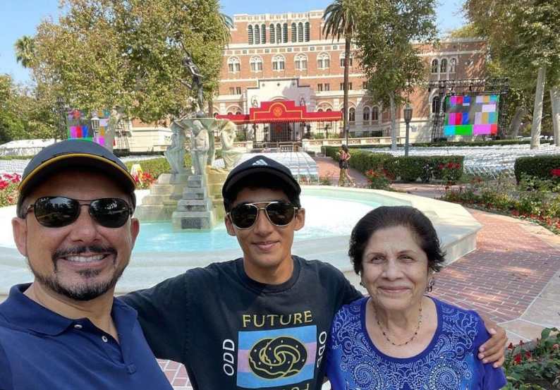 madhuri dixit mother in law anu nene visits siddhivinayak temple