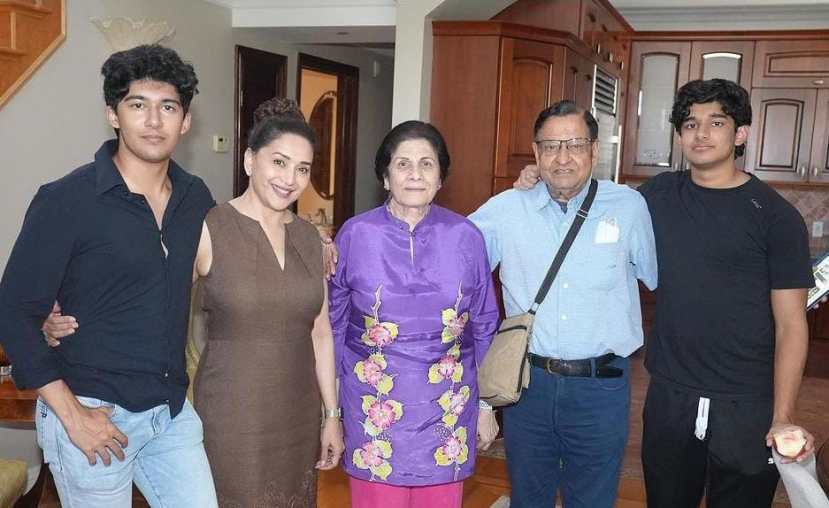 madhuri dixit mother in law anu nene visits siddhivinayak temple