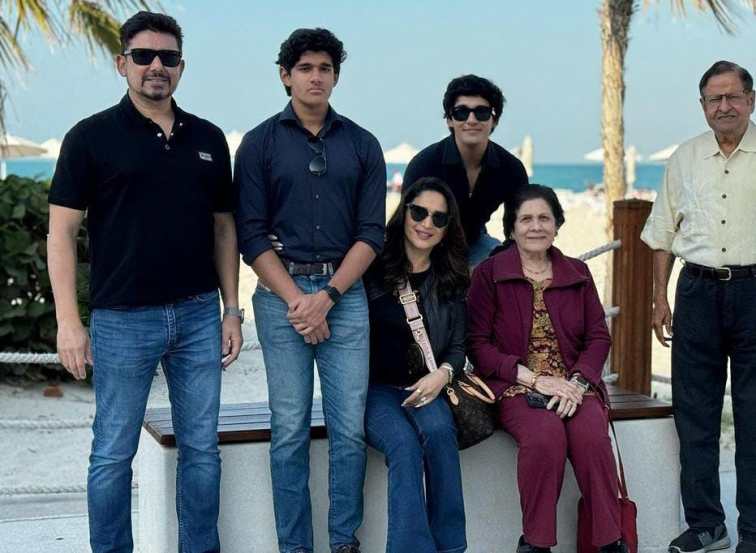 madhuri dixit mother in law anu nene visits siddhivinayak temple