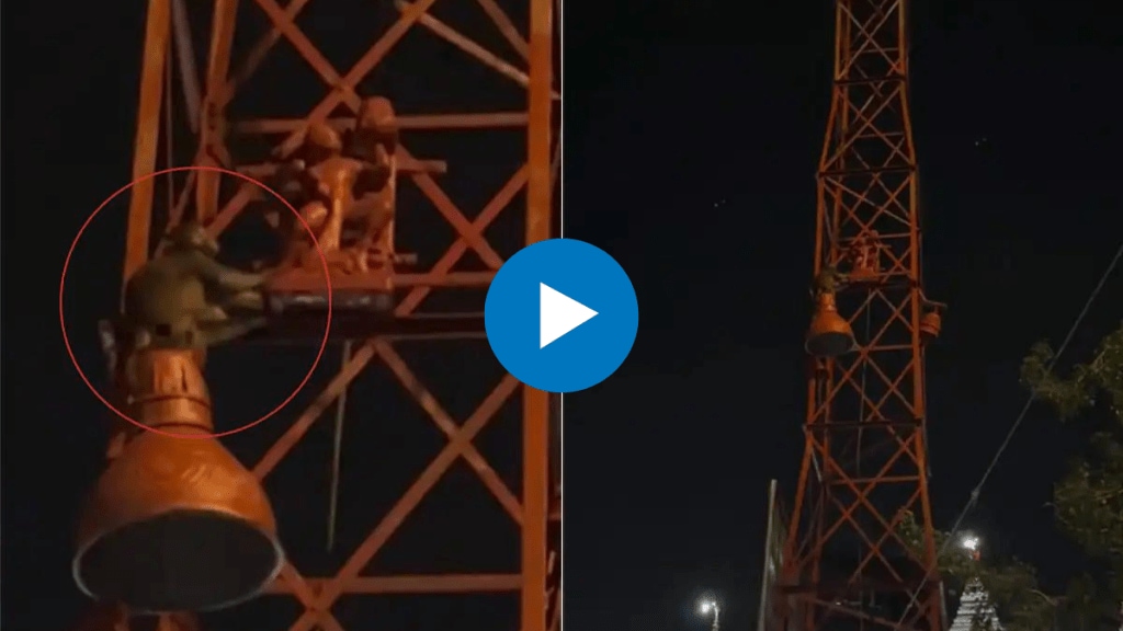 monkey climbed tower to touch feet of hanumanji watch mysterious viral video