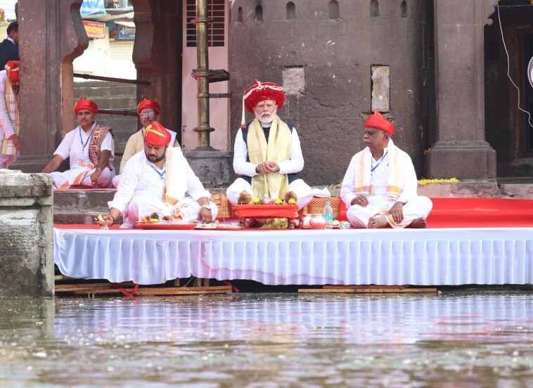 तसंच, मनापासून पूजेतही सहभागी झाले. (फोटो - नरेंद्र मोदी/X)