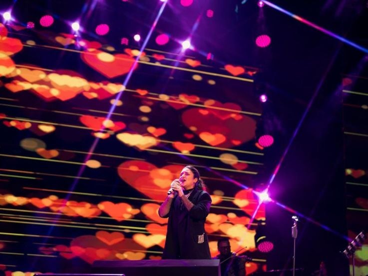 Parineeti chopra first live singing performance in mumbai festival 2024 