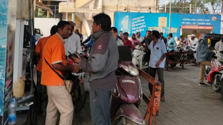 Queues of vehicles petrol pump Jalgaon since dawn