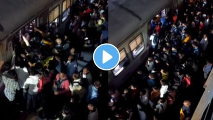 mumbai local train and its a huge crowd