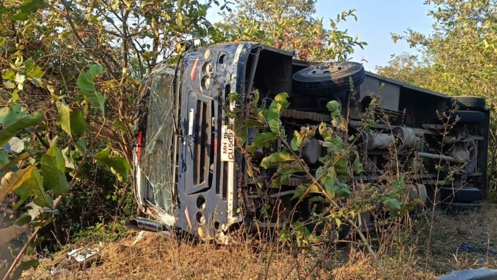 Jalgaon police car overturned at Mokhada Ghat and four officers were injured