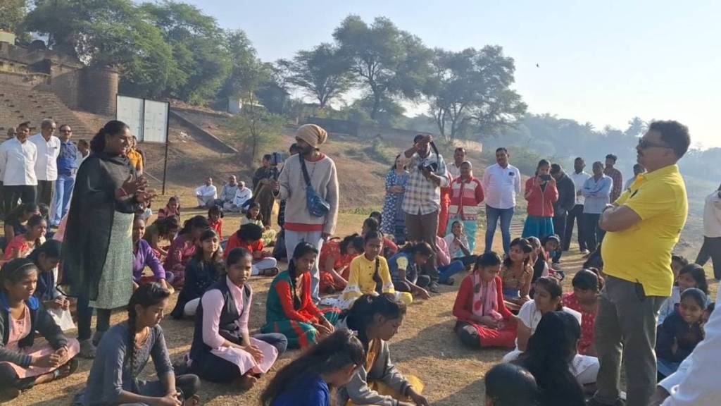 actor sayaji shinde taught environment lesson to students