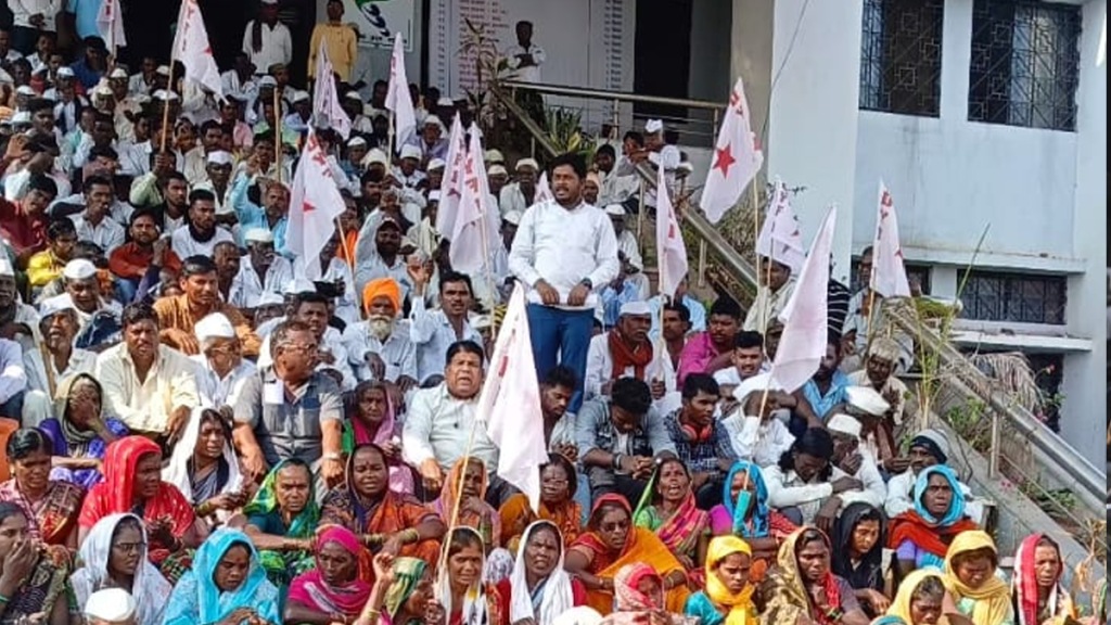 Protest Kalwan Province Office nashik against government additional quota one lakh Shabari houses