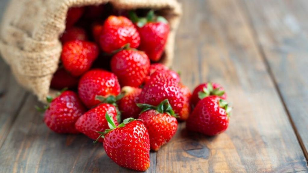 strawberry storage kitchen hack