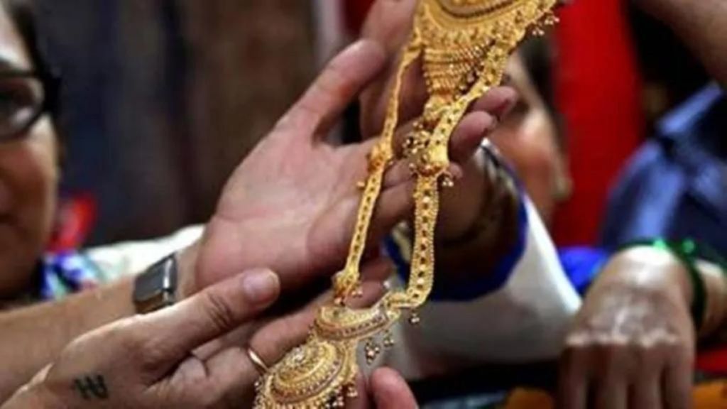 theft of jewellery under pretense of purchase case has been registered against two women