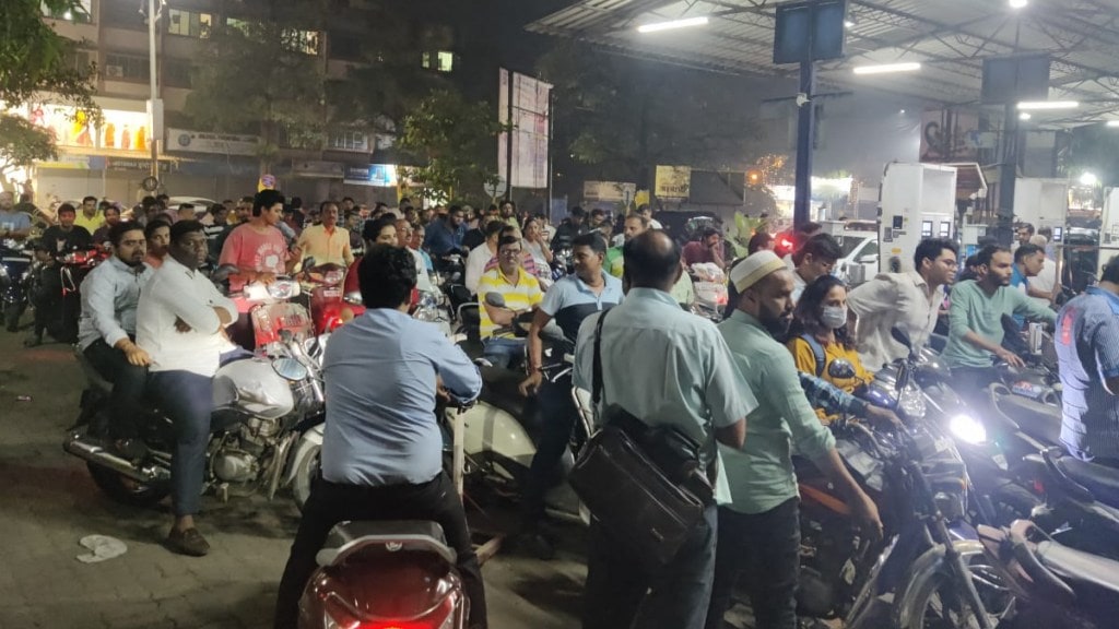 Due to the fear of non entry of Vasai fuel vehicles into the city motorists queued up at the petrol pump