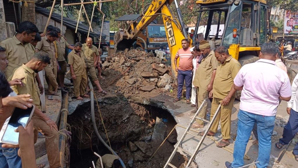 Two water pipes burst at sion cutting off water supply to Wadala and surrounding areas