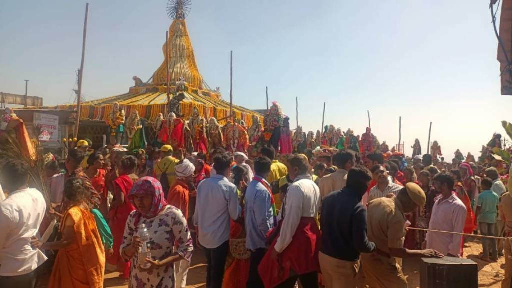 devotees in mandhardevi yatra