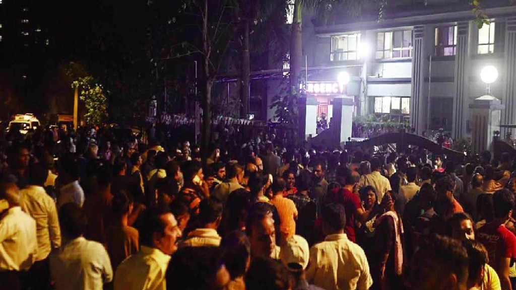 A huge crowd of citizens outside Karuna Hospital after the ghosalkar firing incident