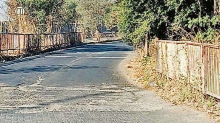 Potholes on Navghar flyover danger of accidents due to darkness