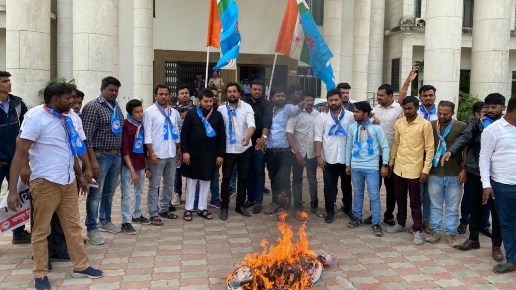 Burning of Swatantraveer Savarkars effigy by Congress